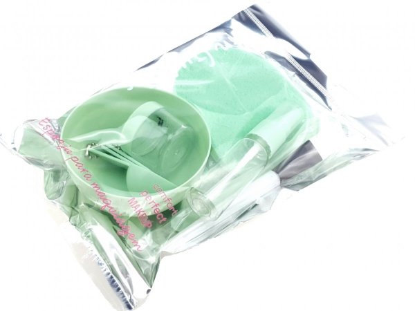 Set: Schüssel, Pinsel, Zerstäuber, Messbecher und Schwamm zur Herstellung von Masken, Farben