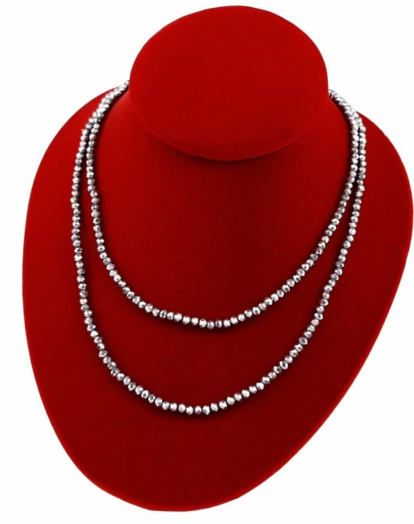 Halskette mit glänzenden Glassteinen auf einem elastischen Schmuckband.