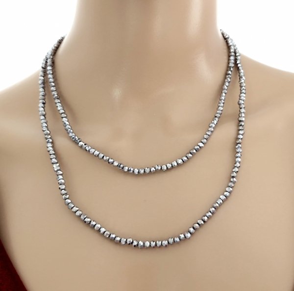 Halskette mit glänzenden Glassteinen auf einem elastischen Schmuckband.