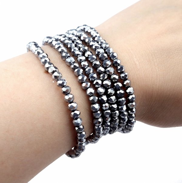 Halskette mit glänzenden Glassteinen auf einem elastischen Schmuckband.