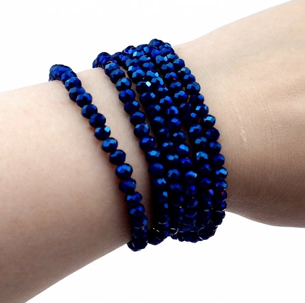 Halskette mit glänzenden Glassteinen auf einem elastischen Schmuckband.