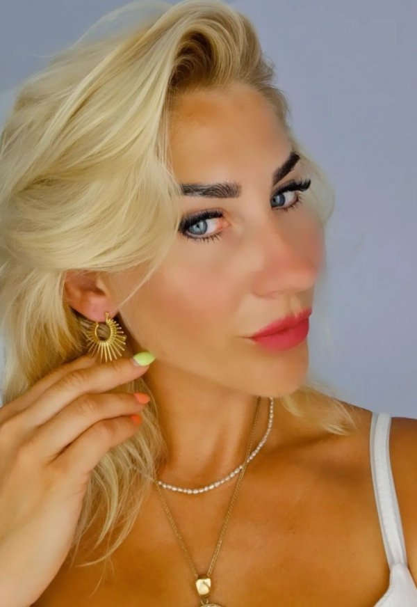 gold earrings made of stainless steel
