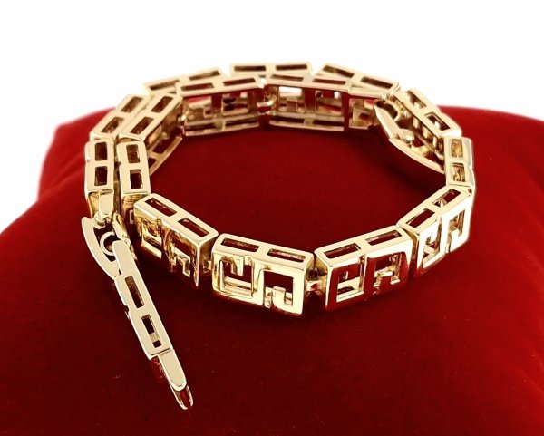 gold bracelet for a gold-plated leg