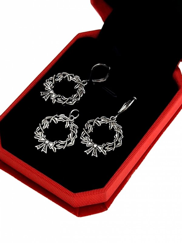 gold earrings made of stainless steel