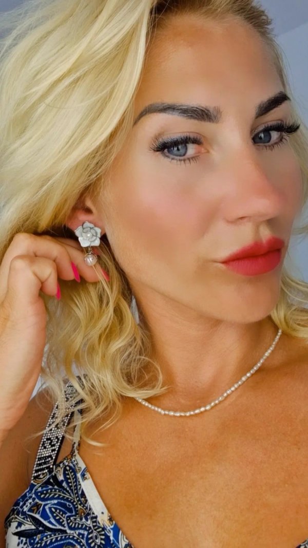 gold earrings made of stainless steel