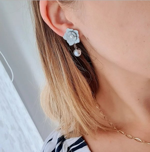 gold earrings made of stainless steel