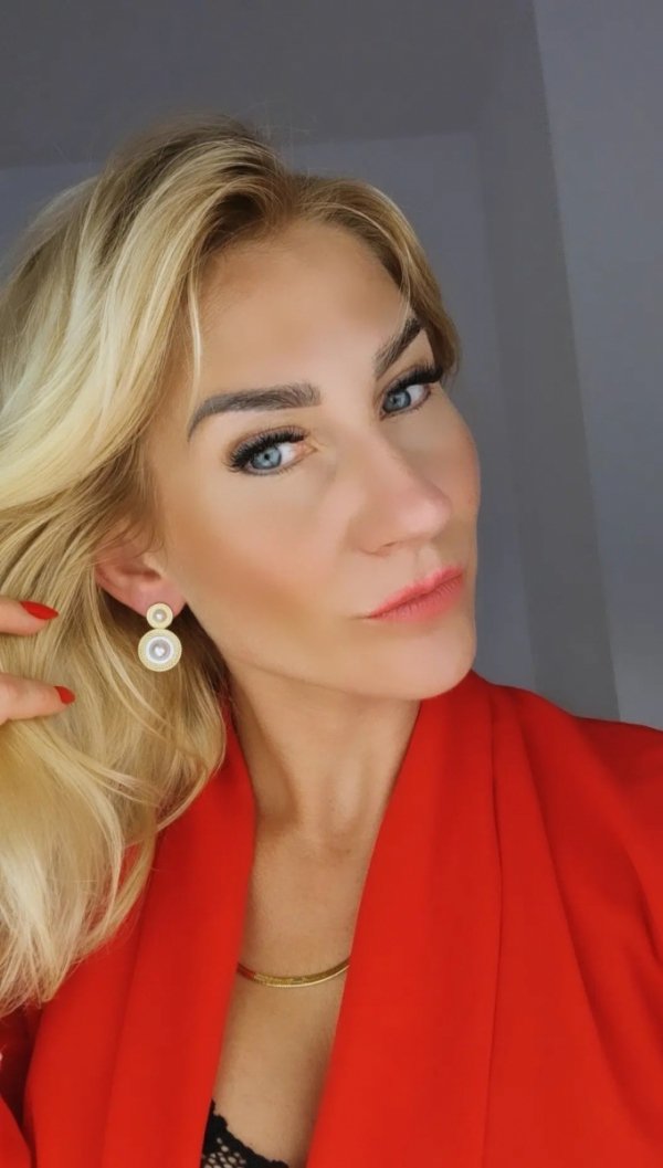 gold earrings made of stainless steel