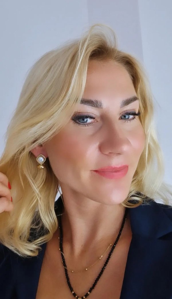 gold earrings made of stainless steel