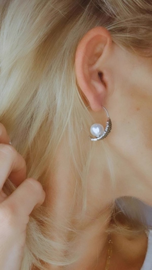 gold earrings made of stainless steel