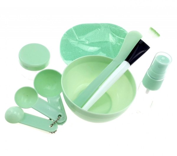 Set: bowl, brush, atomizer, measuring cups and sponge for making masks, paints