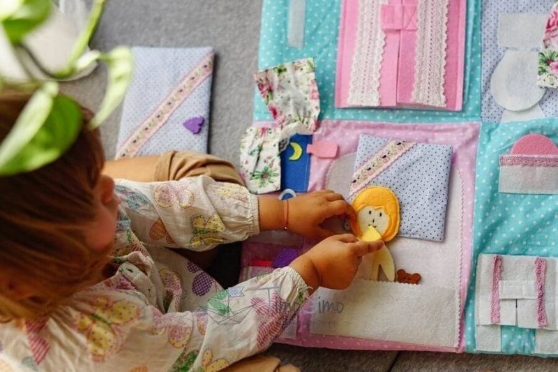 Składany domek dla lalki – mata książeczka sensoryczna dla dziewczynki 3+