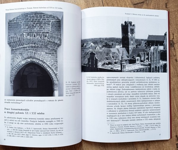 Wieża Ratusza Staromiejskiego w Toruniu. Historia budowlana od XIII do XXI wieku w świetle badań architektonicznych