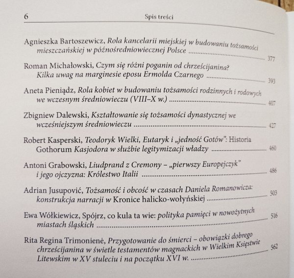 Symboliczne i realne podstawy tożsamości społecznej w średniowieczu
