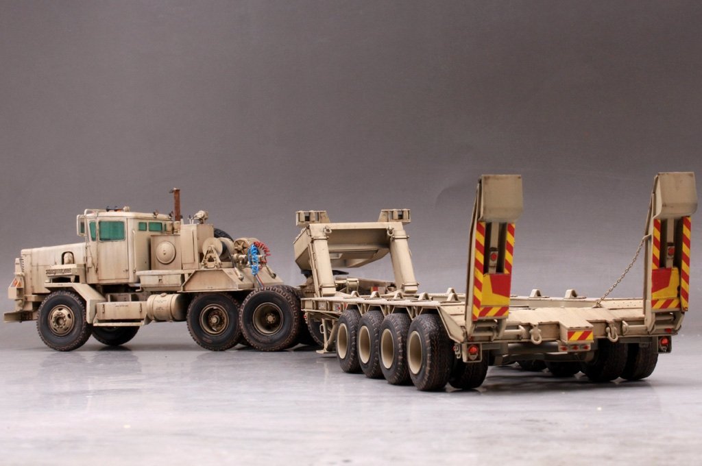 Hobby Boss 85519 M911 C-HET w m747 Heavy Equipment Semi-Trailer (1