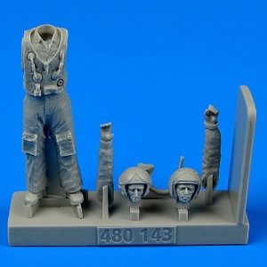 Aerobonus 480143 Soviet Pilot with life jacket - the Cold War period 1/48