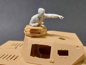Panzer Art FI35-250 DAK Pz.lll/IV tank commander 1/35