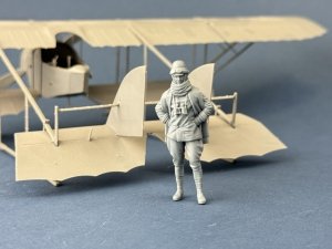 Copper State Models F32-057 Italian Airman in Roold crash helmet 1/32