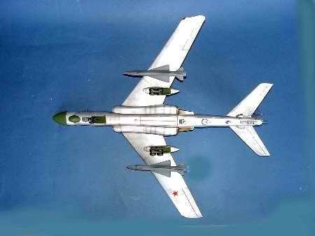 Trumpeter 01613 Tupolev Tu-16K-10 BADGER C (1:72)