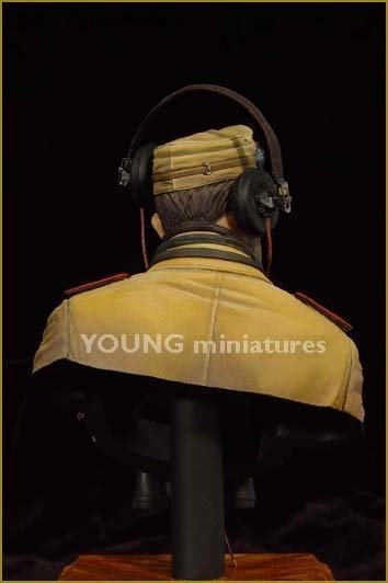 Young Miniatures YM1802 DAK Panzer Officer 1/10