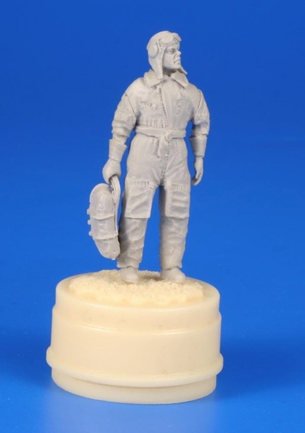 CMK F48297 Czechoslovak pilot (1938) with a parachute 1/48