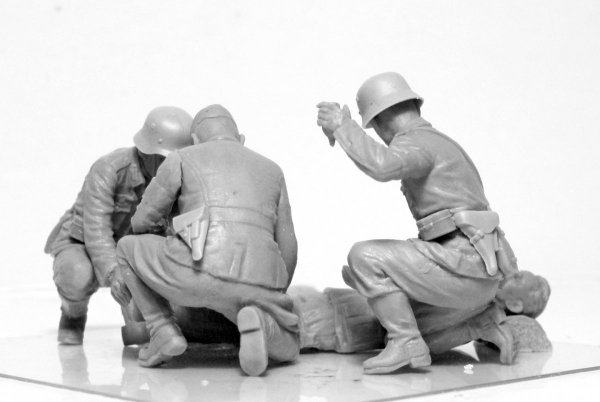 ICM 35620 WWII German Military Medical Personnel 1/35
