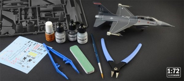 Italeri 72009 F-16 C/D Night Falcon - Complete Set For Modeling 1/72