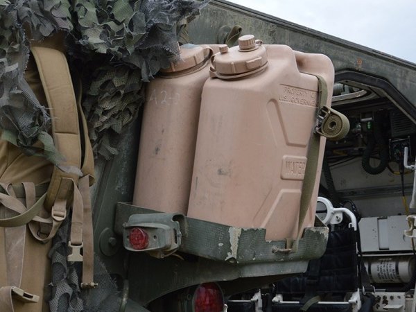 EUREKA XXL E-044 US Military Water Canisters 1:35