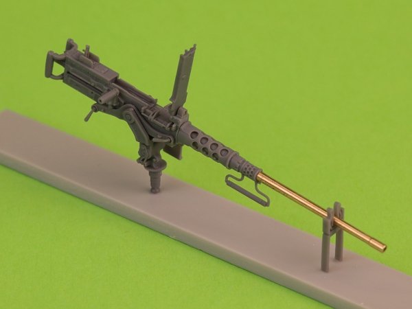 Master GM-35-069 Browning M2HB .50 cal (12,7mm) - karabin maszynowy z mocowaniem czołgowym - wczesny okres II w.św. (kołyska D69820 z małą skrzynką amunicyjną D68375) 1/35