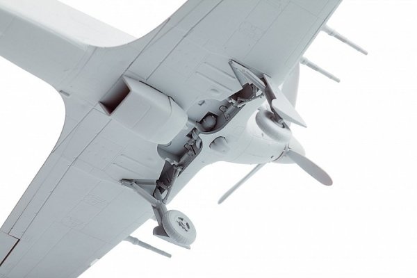 Zvezda 7322 British Fighter Hawker Hurricane IIC 1/72
