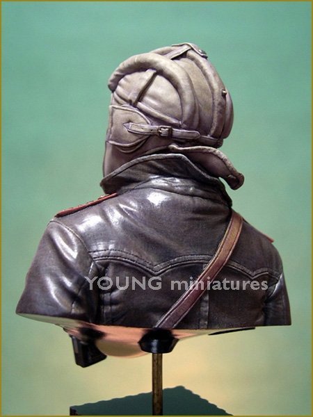 Young Miniatures YM1823 SOVIET TANK COMMANDER 1944 1/10