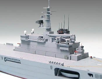 Tamiya 31003 Japanese Defence Force LST-4001 Ohsumi 1/700