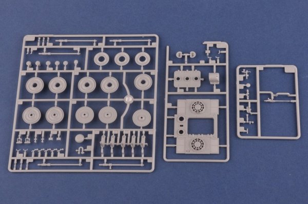 Hobby Boss 84533 Pz.Kpfw.VI Sd.Kfz.182 Tiger II (Henschel July-1945 Production) (1:35)