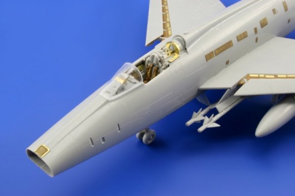 Eduard 73363 F-100C S. A. 1/72 TRUMPETER