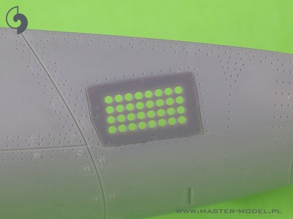 Master AM-32-136 P-51 Mustang - pokrywa wlotu powietrza do gaźnika - typ standardowy z otworami (do modelu Tamiya) 1/32