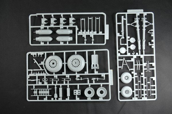 HK Models 01E02 B-25J Mitchell &quot;Strafer&quot; (1:32)