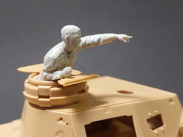 Panzer Art FI35-250 DAK Pz.lll/IV tank commander 1/35