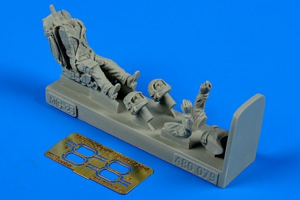 Aerobonus 480079 Soviet Fighter Pilot with ejection seat for MiG-25 1/48