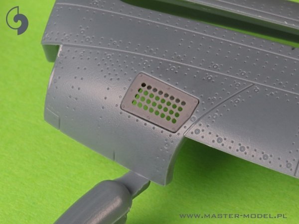 Master AM-72-174 P-51 Mustang - pokrywa wlotu powietrza do gaźnika - typ standardowy z otworami (do modelu Eduard) 1/72