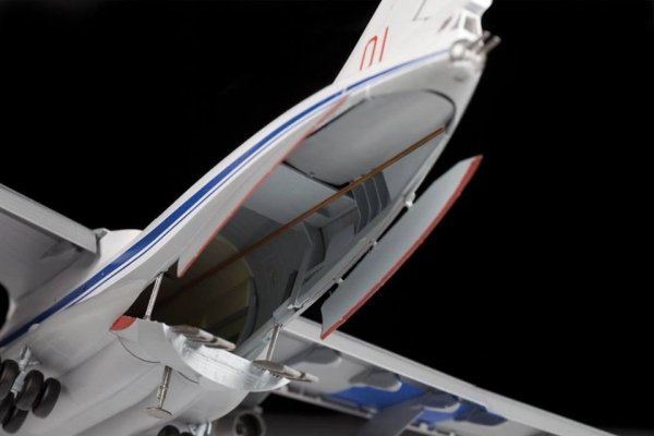 Zvezda 7011 Russian strategic airlifter Il-76MD (1:144)