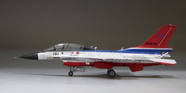 Fine Molds 72949 JASDF Mitsubishi F-2B S/N 63-8101, Air Development &amp; Test Wing 1/72