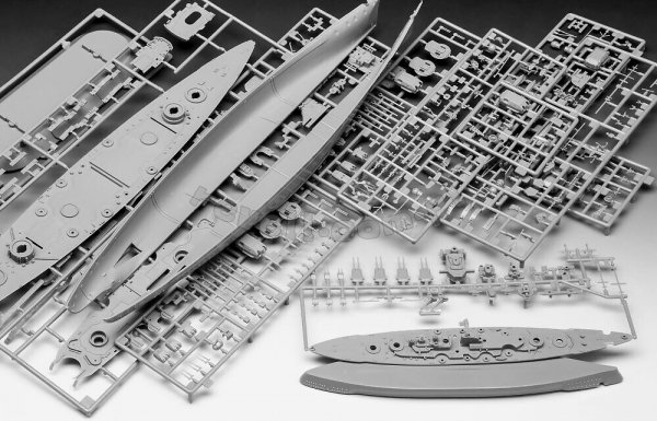 Revell 05637 Gift Set - The Legendary Bismarck 1/700