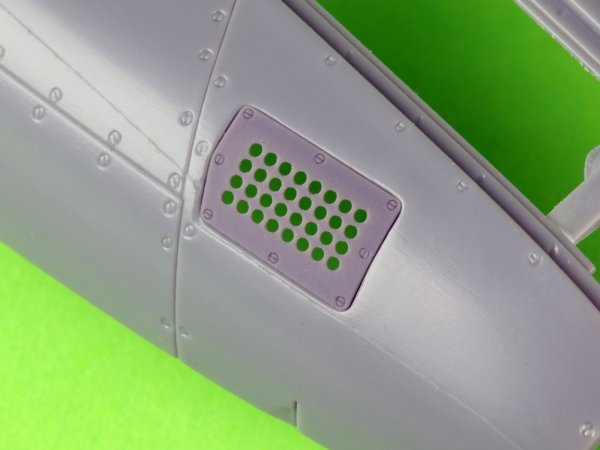 Master AM-32-142 P-51 Mustang - pokrywa wlotu powietrza do gaźnika - typ standardowy z otworami (do modelu Zoukei-Mura) 1/32