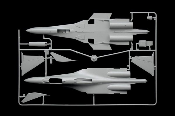 Italeri 1413 SU-27 FLANKER (1:72)
