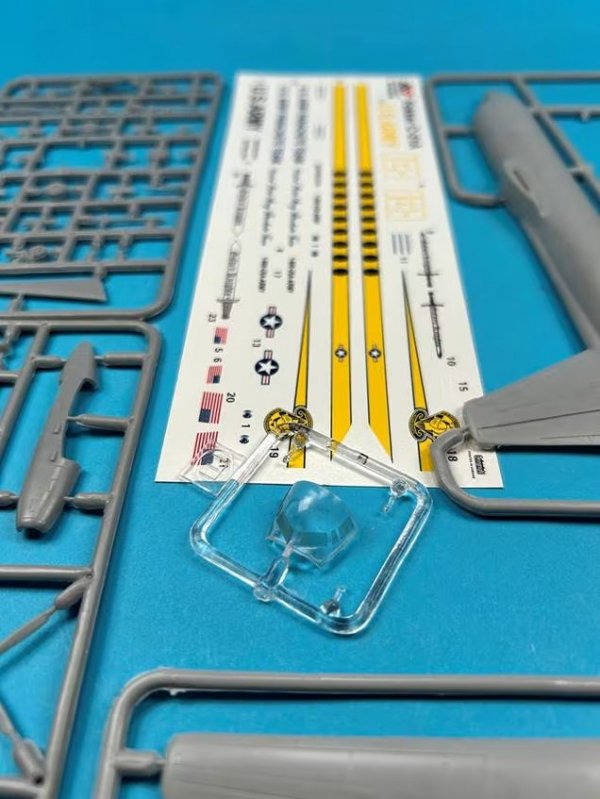A&amp;A Models 44106 Fokker C-31A (“Golden Knights”parachure team) 1/144