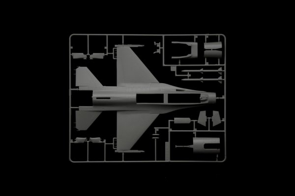 Italeri 35105 F-16C Fighting Falcon - WAR THUNDER 1/48