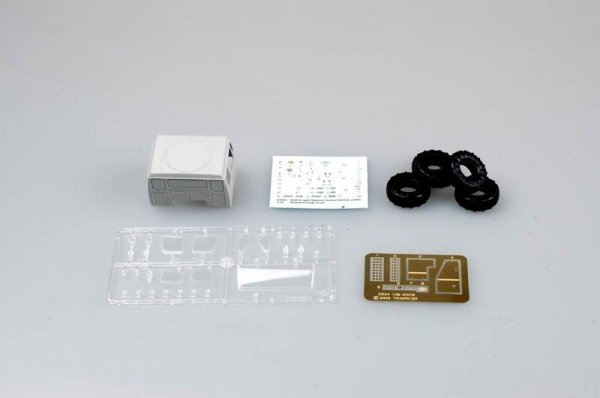 Trumpeter 01004 M1078 Light Medium Tactical Vehicle (LMTV) Standard Cargo Tru (1:35)