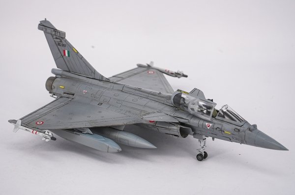Trumpeter 01690 PAF J-10CE Multi-Role Fighter &amp; IAF Rafale 2 in 1 1/72