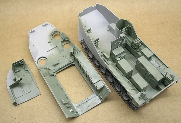 Hobby Boss 82411 AAVR-7A1 Assault Amphibian Vehicle Recovery (1:35)