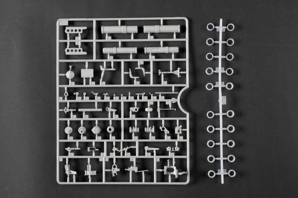 Trumpeter 00949 Pz.Kpfw.VI Sd.Kfz.182 Tiger II (Henschel 105mm) 1/16