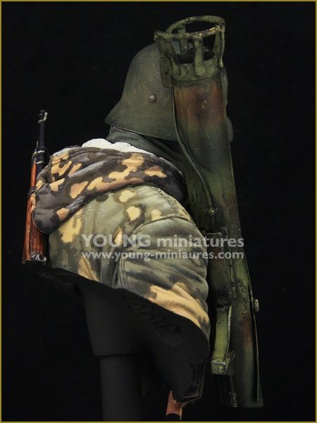 Young Miniatures YM1865 German Waffen SS with Panzerschreck 1/10